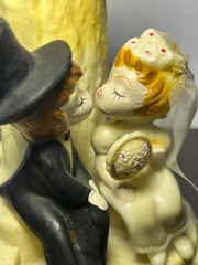 VINTAGE 1971 Wilton Bride & Groom Kissing On Tree Wedding Cake Topper Vase MCM