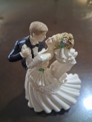 1998 Wilton Enterprises Petite Embrace Wedding Couple Cake Topper