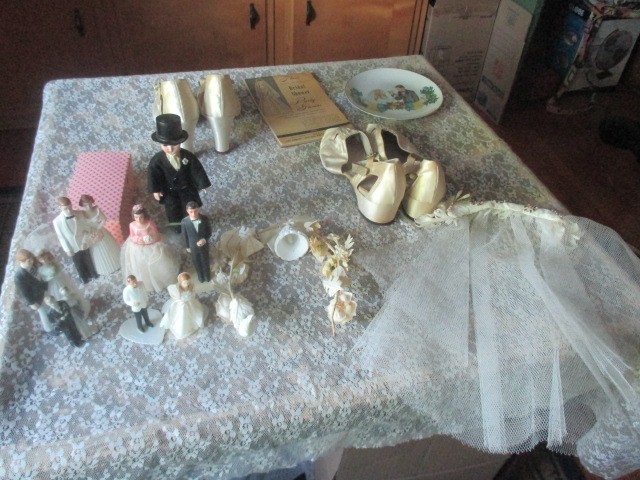 LOT OF 12 VINTAGE WEDDING TOPPERS/ACCESSORIES SHOES/VEIL.FLORAL ARCH 1940’S