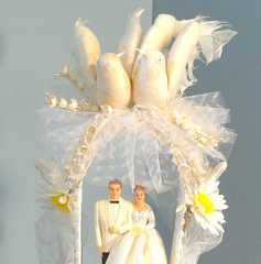 Bride & Groom Wedding Cake Topper Arch Birds Daisies Plastic Fabric Tulle 11″…