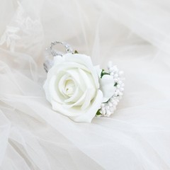 2Pcs White Rose Corsage and Boutonniere Set, Corsage Wristlet Band for Prom D…