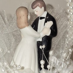 Vintage Traditional Bride And Groom White Lacy Flowers Faux Pearl Cake Topper