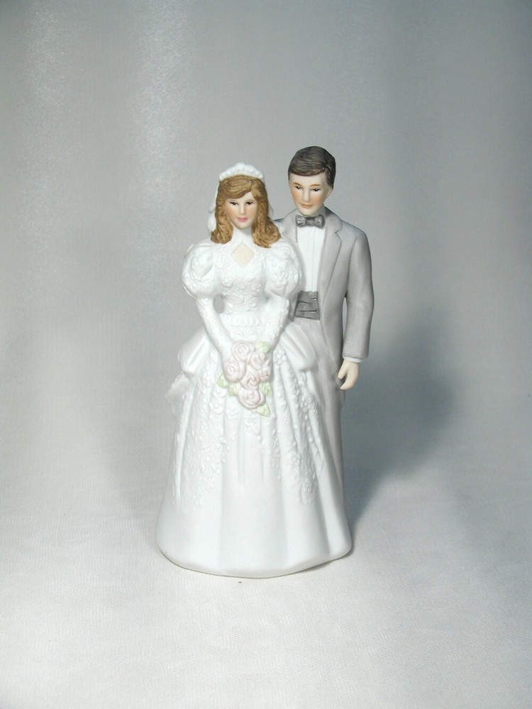 Porcelain Wedding Bride Groom CakeTop great condition Roman
