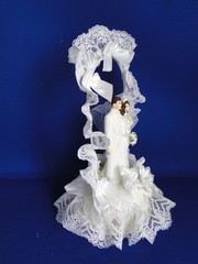 New Vintage Wilton Petite «Lace Trellis» Wedding CakeTop, white tux, 104-937Rev