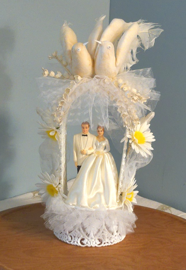 Bride & Groom Wedding Cake Topper Arch Birds Daisies Plastic Fabric Tulle 11″…