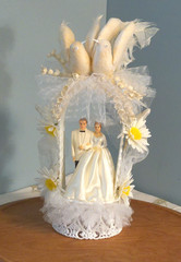 Bride & Groom Wedding Cake Topper Arch Birds Daisies Plastic Fabric Tulle 11″…