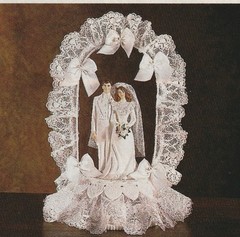 New Vintage Wilton Petite «Lace Trellis» Wedding CakeTop, white tux, 104-937