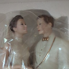 Wedding Cake Topper «United in Love» by Lenox 8.5″H Brunette Bride new open box