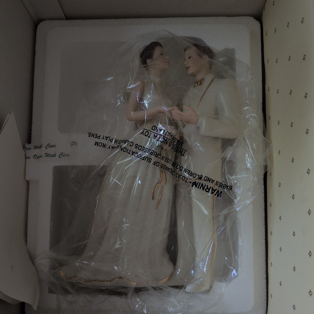 Wedding Cake Topper «United in Love» by Lenox 8.5″H Brunette Bride new open box