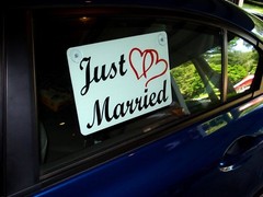 JUST MARRIED CAR WINDOW SIGN 8″X12″ WITH SUCTION CUPS (2 Color) w/Hearts Wedding