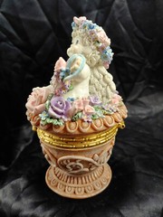(2000) DREAMSICLES «Full Blossom» 11729 4 1/2″ hinged trinket box resin