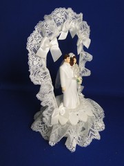 New Vintage Wilton Petite «Lace Trellis» Wedding CakeTop, white tux, 104-937
