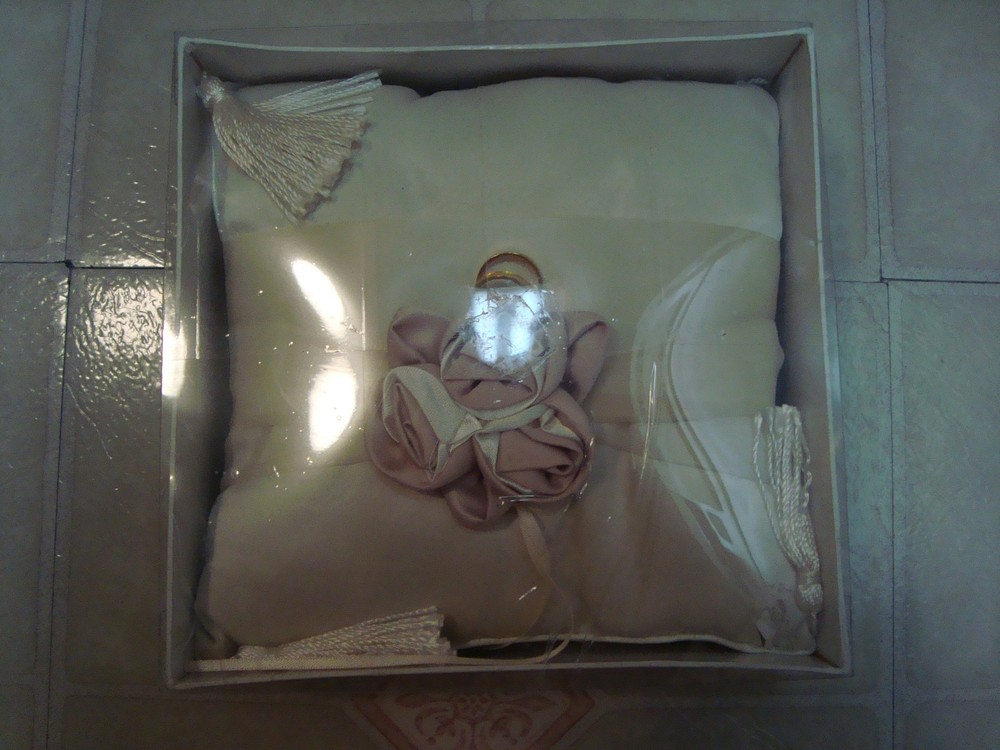 LILIAN ROSE RING BEARER IVORY PILLOW WITH TAUPE SATIN ROSES VERY NICE!!! NEW !