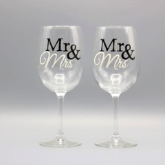 2 Custom Engraved Mr and Mrs Wine Glass Set for Wedding