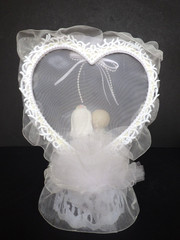 Precious Moments 10″ Wedding Cake Topper White Heart Beads Flowers Tulle Accents