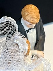 Lefton Porcelain Wedding Cake Topper & Figurine Groom & Bride w Lace Veil 1990