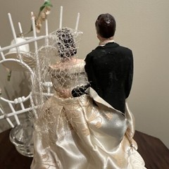VTG 1940s 50s CHALKWARE WEDDING CAKE TOPPER BRIDE & GROOM Real Satin Dress