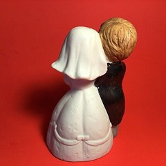 BRIDE & GROOM PORCELAIN BELL BISQUE JEFFREY SNYDER NEW YORK 4″ HAND DECORATED