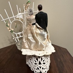 VTG 1940s 50s CHALKWARE WEDDING CAKE TOPPER BRIDE & GROOM Real Satin Dress