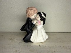 Vintage 1975 WILTON Bride & Groom Cake Topper Kissing Couple Plastic Hong Kong