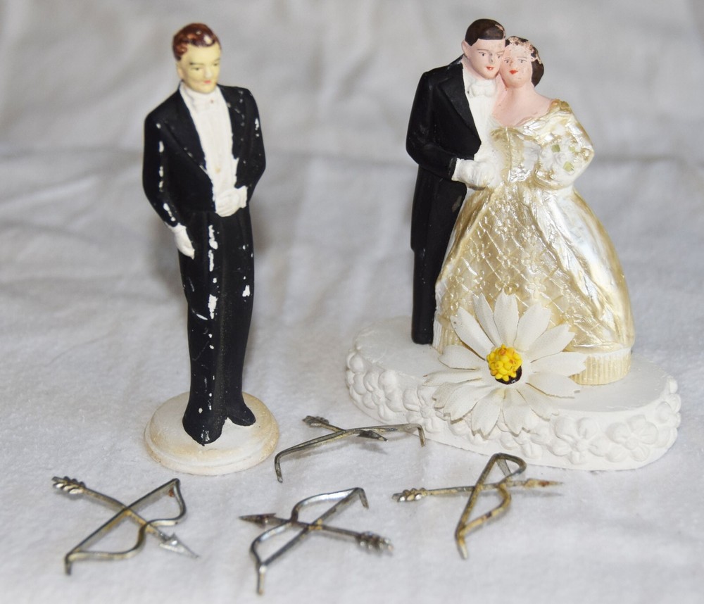 VTG 1940’s Marble Like Chalkware Bride+Grooms (2) Cake Toppers+4 Metal Bow Arrow