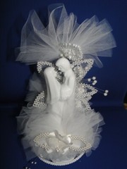 New Vintage Wilton «Lustrous Love» Wedding CakeTop, white porcelain 117-621