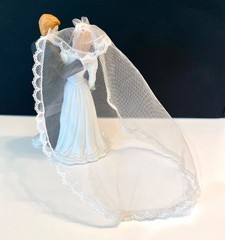 Lefton Porcelain Wedding Cake Topper & Figurine Groom & Bride w Lace Veil 1990