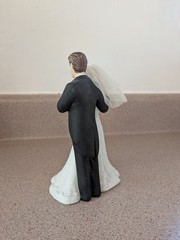 Vintage 1988 Roman Inc EHW Wedding Cake Topper Figurine Bride Groom Porcelain
