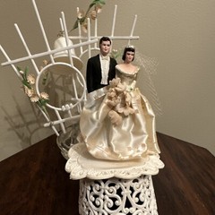 VTG 1940s 50s CHALKWARE WEDDING CAKE TOPPER BRIDE & GROOM Real Satin Dress