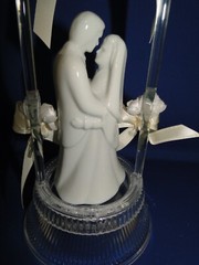 New Vintage Wilton «Rhapsody» Wedding Cake Top, white porcelain, white 117-301