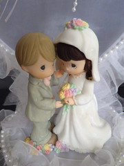 Precious Moments 10″ Wedding Cake Topper White Heart Beads Flowers Tulle Accents