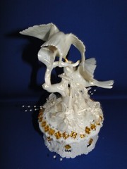 New Elegant Handmade Wedding Kissing Love Birds Cake topper with Gold decor