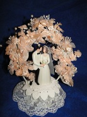 New Vintage Wilton MOONLIT SNOW Peach Wedding Cake Top, White Coat # 114-206