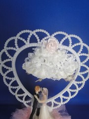 New Vintage Traditions Wedding Caketop Bride/Groom, white heart arch, pink #128P