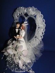 New Elegant Wedding Caketopper with Bride & Groom and decorated heart back #114