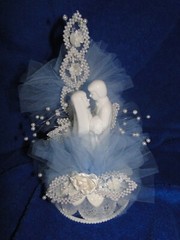 New Vintage Wilton «Lustrous Love» Wedding CakeTop, white porcelain,blue 117-625