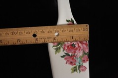 RARE! VINTAGE ROSIES PANTRY CERAMIC CAKE SERVER 10″ LONG IN DECORATIVE BOX NEW