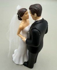 Bride Groom Wedding Cake topper Figurine 5″ tall Resin Couple Classic Bride Veil