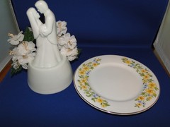 New Vintage Wilton «Cherish» Wedding CakeTop, white porcelain with plate 117-190