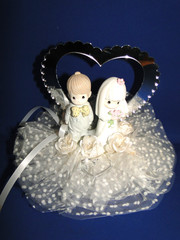 New Precious Moments Bride and Groom Wedding Cake Top / open Heart Mirror #367