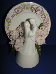 New Vintage Wilton «Cherish» Wedding CakeTop, white porcelain with plate 117-173