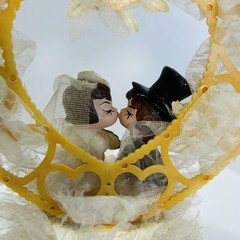 Vintage 1980 Coast Novelty Wedding Cake Topper Kissing Bride Groom Heart Decor