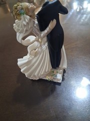 1998 Wilton Enterprises Petite Embrace Wedding Couple Cake Topper