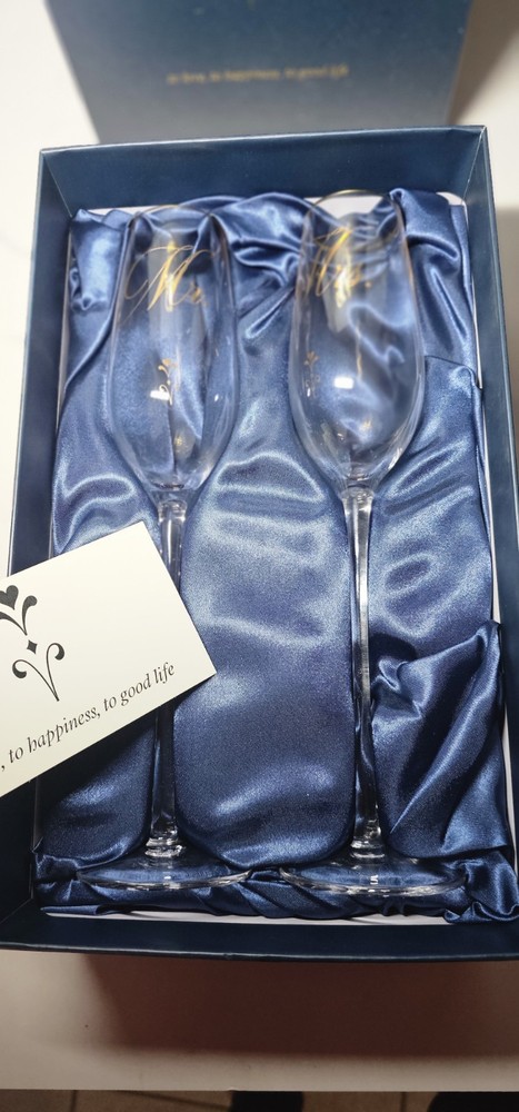 Set of 2 Wedding Champagne Flutes • Wedding Gift for Mr & Mrs • Gold Letter…