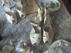 LOT OF 12 VINTAGE WEDDING TOPPERS/ACCESSORIES SHOES/VEIL.FLORAL ARCH 1940’S
