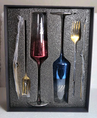 Mr and Mrs Wedding Cake Cutting Set & Champagne Flutes – 6pc Gold Gift Set NEW