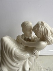 New LENOX Fine Bone China Wedding Promises Coll SWEPT AWAY 9 1/2″h Cake Topper