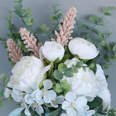 Romantic Bride Holding Bouquets Decoration Artificial Flower Wedding Bouquets