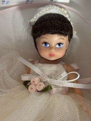 ADORABLE 2002 MADAM ALEXANDER BRIDE & GROOM CAKE TOPPER WITH BASE # 33570 MINT