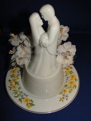 New Vintage Wilton «Cherish» Wedding CakeTop, white porcelain with plate 117-190